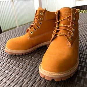 Timberland Boots Women’s Size 6, Men’s Size 4